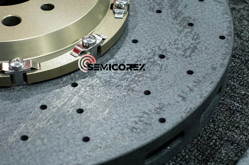 Analiza karbonsko-keramičnih zavornih sistemov